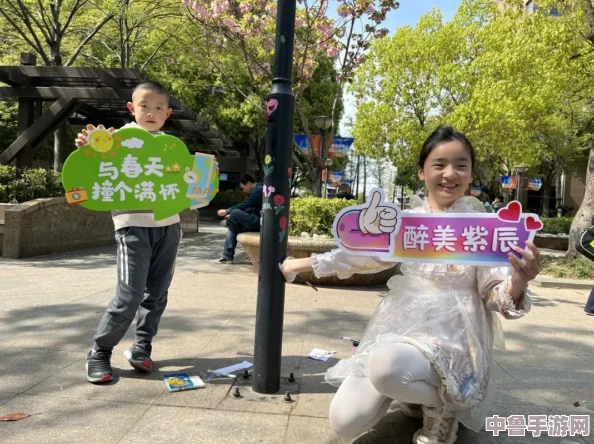 海角社区封神披风妈妈，网友热评“这才是真正的时尚与温暖结合，让人心生向往”