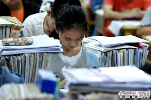 高考前夜1-28节生气了呢:熬夜刷题,谁在偷偷打王者荣耀? 高考前夜1-28节生气了呢:熬夜刷题,谁在偷偷打王者荣耀?