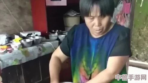 农民工村老妇奶BBWBBw，网友热议：她们的坚韧与温暖让人动容，背后故事令人心碎又感动