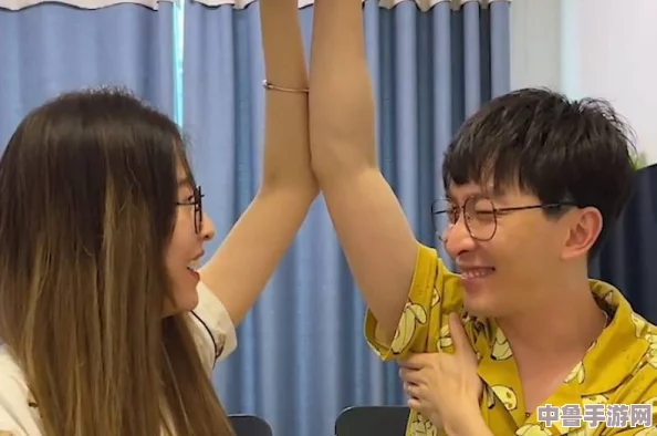 女生和男生在房间疯狂鲁坤,谁能笑到最后?游戏对决一触即发,友谊的小船说翻就翻 女生和男生在房间疯狂鲁坤,谁能笑到最后?游戏对决一触即发,友谊的小船说翻就翻