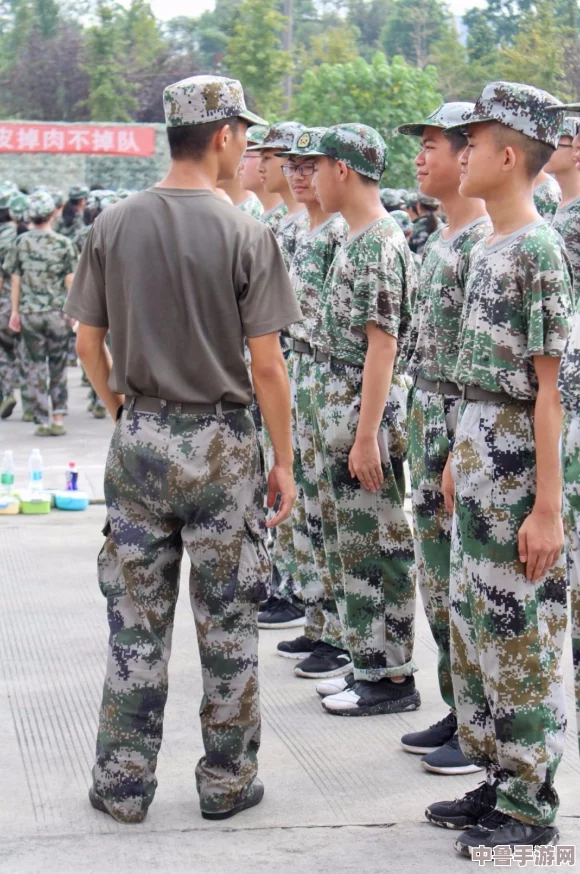 军训大白兔蹦出来了照原片，教官惊呼＂这是什么神仙操作＂，新生笑翻天