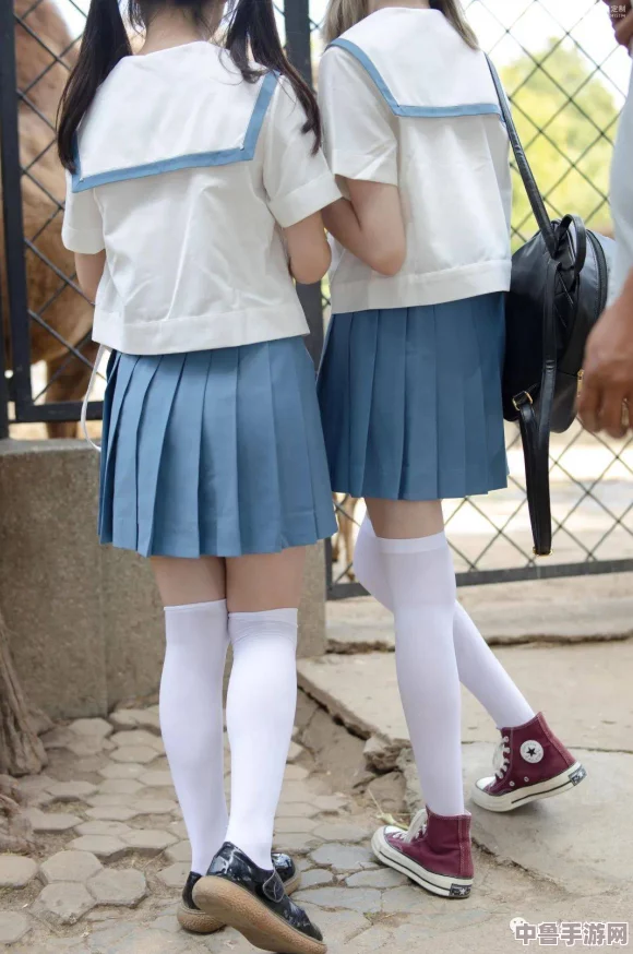 白丝校花扒开腿,竟在操场上演＂王者荣耀＂!同学们惊呆了