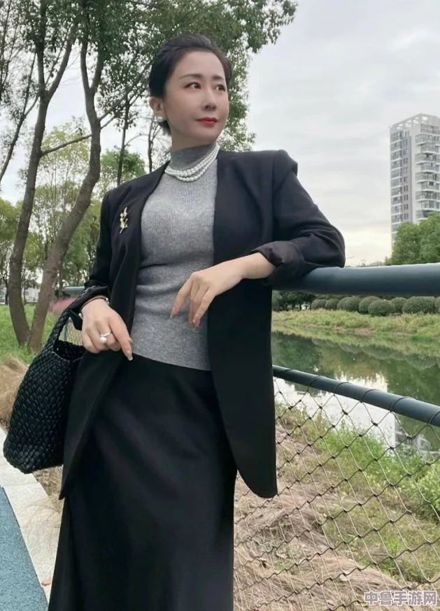 贵阳42岁老阿姨叫的没谁了，网友直言她的魅力和气质令人折服，真的无可替代！