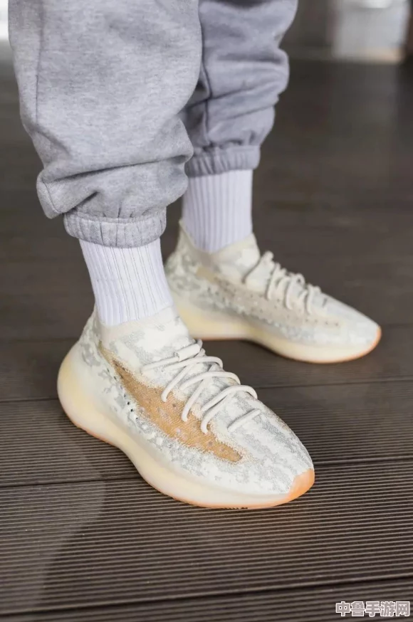 “Yeezy 380蜜桃粉满：用户热评揭示其色彩魅力与舒适性兼备的完美结合”