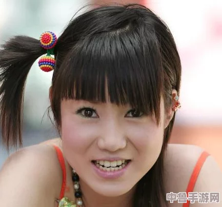 张莜雨大胆打开大腿，勾勒出女性力量与自信之美的完美瞬间
