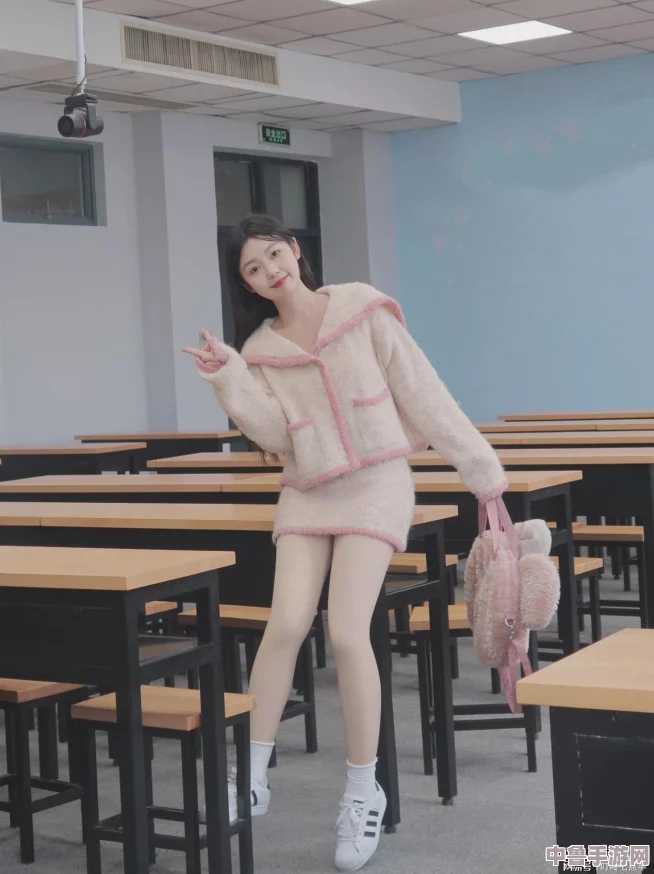 白丝校花被扒MBn智选网，深度揭秘校园美少女如何引领潮流与时尚风向标