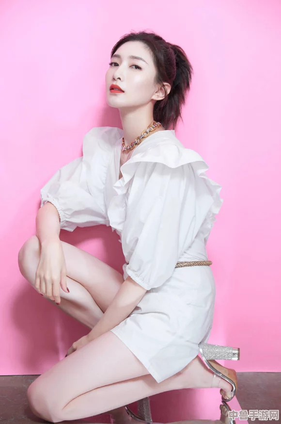 白丝校花4扒开美腿甜美app，用户热评：非凡体验与美丽的完美结合，让人无法抵挡的魅力！
