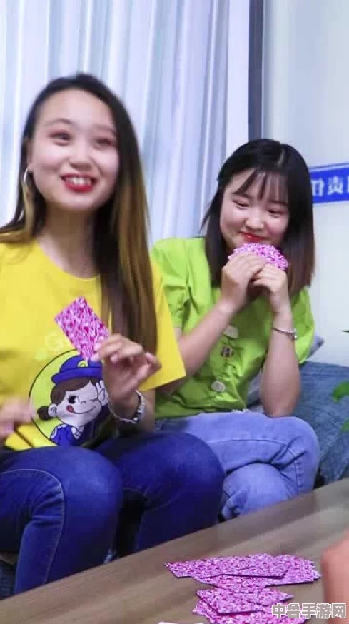 男女生打扑克不盖被子胖老，玩得尽兴揭示了青春的无畏与自在，尽情享受每一刻的欢乐