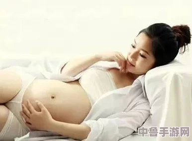 小哑巴挺着个孕肚坐在沙发，静静享受着温暖时光与内心的宁静与期待